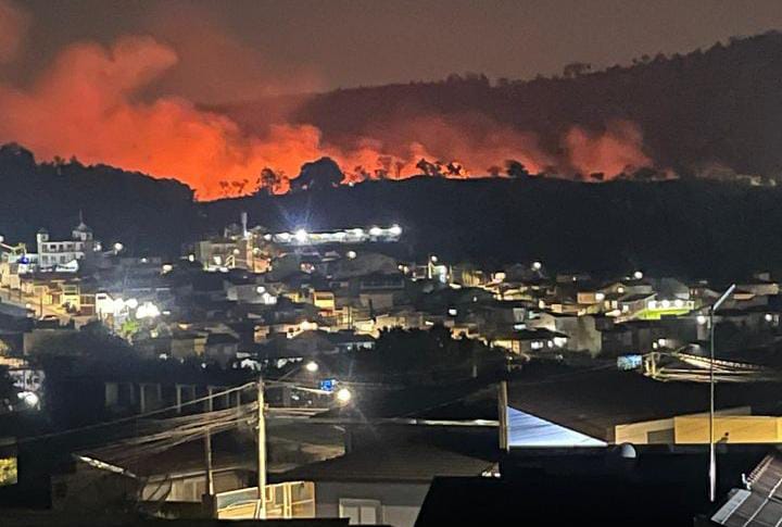  Incêndio atinge mata próxima ao Cristo e a residências em Itupeva